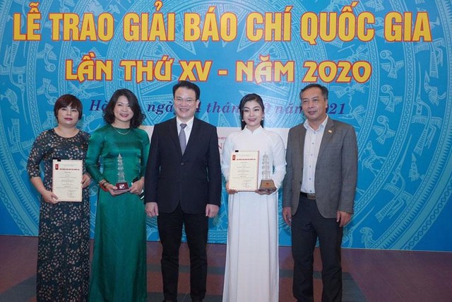 Bí thư Đảng ủy, Thứ trưởng Bộ Kế hoạch và Kl99ok phiên bản mới Trần Quốc Phương (đứng giữa) và Tổng Biên tập Báo Kl99ok phiên bản mới Lê Trọng Minh chúc mừng các nhà báo thuộc Chi hội Nhà báo Báo Kl99ok phiên bản mới đoạt giải Báo chí Quốc gia lần thứ XV - năm 2020