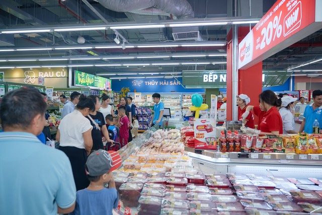 Khách hàng an tâm lựa chọn thịt tại WinMart