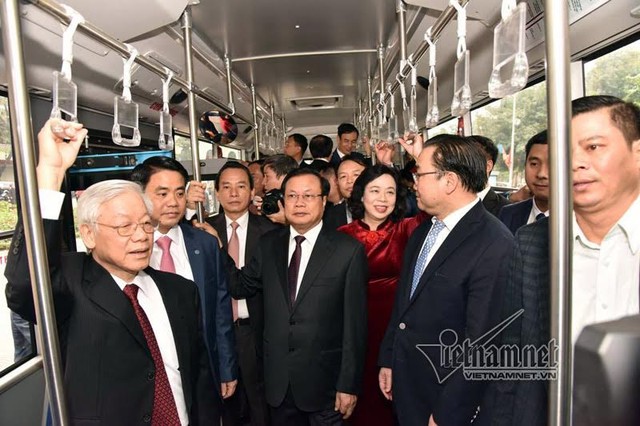 Tổng bí thư thả bộ bên Hồ Gươm ngày đầu năm mới ảnh 3
