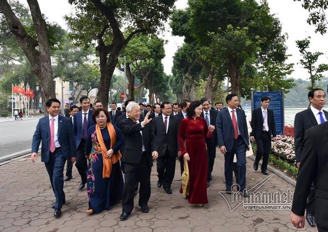 Tổng bí thư thả bộ bên Hồ Gươm ngày đầu năm mới ảnh 4