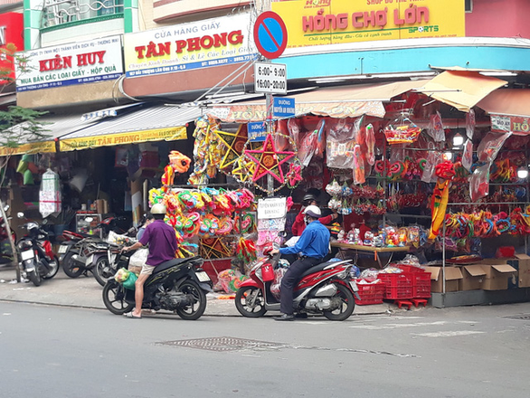 Lồng đèn gáo dừa, áo mặt trăng được tìm mua nhiều dịp trung thu ảnh 3