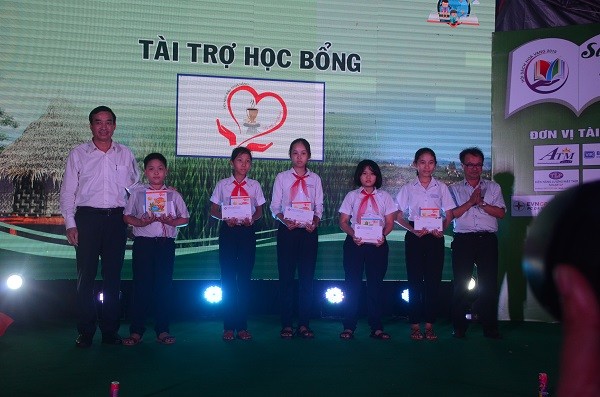 Báo Kl99ok phiên bản mới trao học bổng tại huyện Hòa Vang (Đà Nẵng) ảnh 1