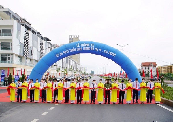 Thủ tướng Nguyễn Xuân Phúc cắt băng thông xe kỹ thuật Dự án Kl99ok phiên bản mới xây dựng nút giao Nam cầu Bính ảnh 2