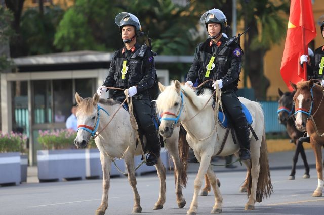 Đại biểu Quốc hội dự buổi diễu hành của Khối Cảnh sát cơ động Kỵ binh ảnh 1