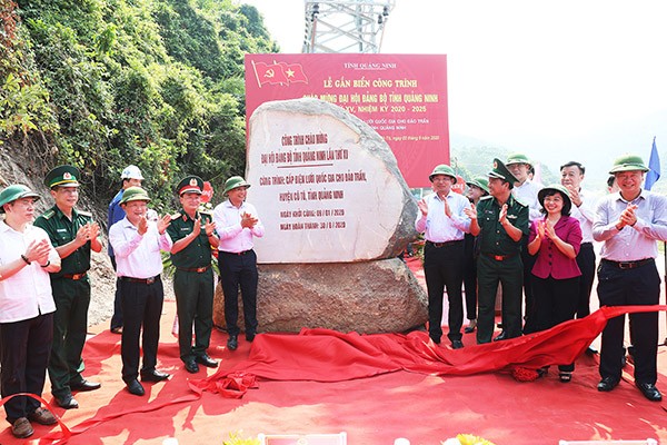 Gắn biển công trình chào mừng Đại hội Đảng bộ tỉnh Quảng Ninh lần thứ XV.