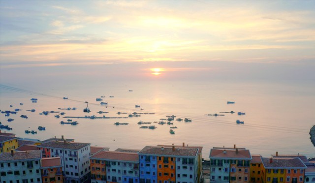 Hình ảnh thị trấn Amalfi đã hiện hữu bên bờ đảo Ngọc