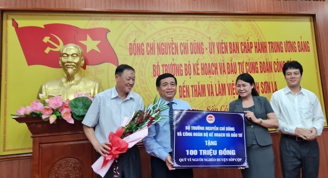 Bộ trưởng Bộ Nguyễn Chí Dũng và Công đoàn Bộ Kế hoạch và Kl99ok phiên bản mới trao tặng 100 triệu đồng cho Quỹ người nghèo huyện Sốp Cộp.