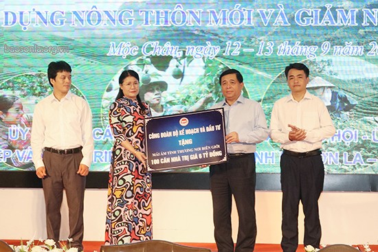Công đoàn Bộ Kế hoạch và Kl99ok phiên bản mới trao tặng 6 tỷ đồng để xóa 100 nhà tạm ở huyện Sốp Cộp.