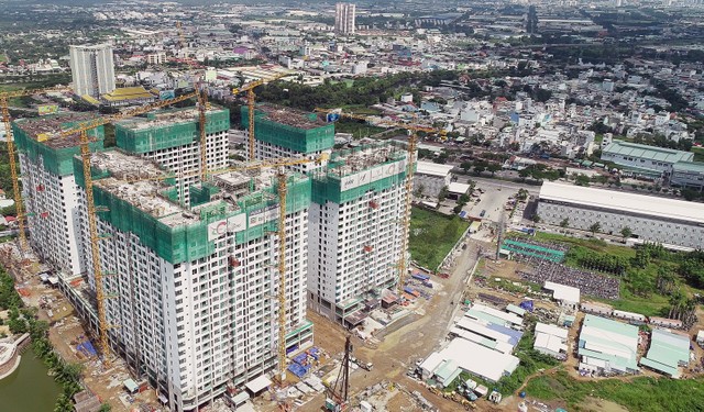 Akari City (8,5 ha – Bình Tân) đã cất nóc giai đoạn 1, dự kiến bàn giao quý 3/2021. Các căn hộ cuối cùng đang được chào bán và 14 căn thương mại tầng trệt dọc trục đại lộ thương mại lộ giới 42 m, diện tích trung bình mỗi căn 400 m2, mức giá khoảng 20 tỷ đồng/căn cũng dự kiến mở bán vào quý 4/2020.