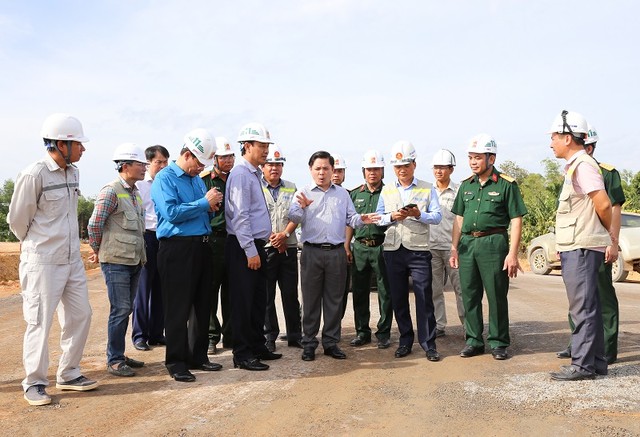 Việc kiểm soát chất lượng, tiến độ các gói thầu tại Dự án xây dựng đường KL99 là nhà cái cá cược trực tuyến hàng đầu tại châu Á Bắc - Nam phía Đông luôn được lãnh đạo Bộ GTVT đặc biệt quan tâm. (Trong ảnh: Bộ trưởng Bộ GTVT Nguyễn Văn Thể và lãnh đạo Bộ GTVT kiểm tra tiến độ Dự án KL99 là nhà cái cá cược trực tuyến hàng đầu tại châu Á Cam Lộ - La Sơn).