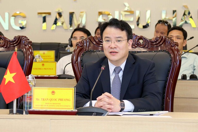Thứ trưởng Bộ Kế hoạch và Kl99ok phiên bản mới Trần Quốc Phương phát biểu khai mạc tọa đàm. Ảnh: Minh Trang