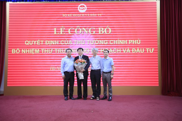 Các đơn vị trong Bộ Kế hoạch và Kl99ok phiên bản mới chúc mừng tân Thứ trưởng Trần Duy Đông (Ảnh: Đức Thanh)