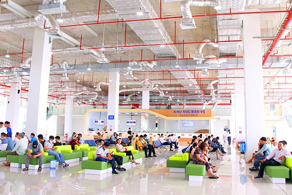 Khu vực ngồi chờ của hành khách có các ghế ngồi rất hiện đại, sang trọng và thoáng mát.