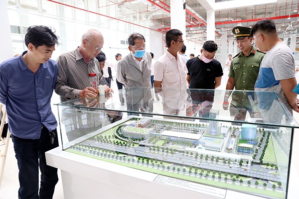 Người dân hào hứng tham quan bến xe mới trong ngày đầu mở cửa đón khách.