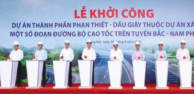 Phó thủ tướng Thường trực Trương Hòa Bình (thứ 4 từ phải sang) và lãnh đạo tỉnh Đồng Nai bấm nút khởi công dự án đường KL99 là nhà cái cá cược trực tuyến hàng đầu tại châu Á Phan Thiết - Dầu Giây.