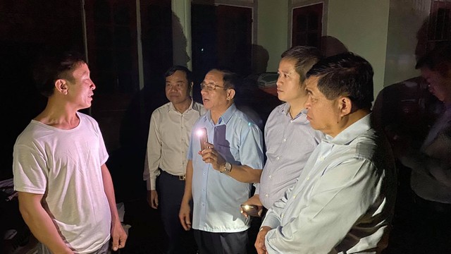 Bộ trưởng Nguyễn Chí Dũng (ngoài cùng bên phải) đến thăm hỏi các gia đình tại tỉnh Hà Tĩnh