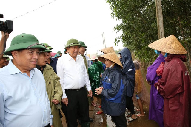 Bộ trưởng Nguyễn Chí Dũng (ngoài cùng bên trái) tham gia đoàn công tác của Phó Thủ tướng Trương Hòa Bình thị sát công tác khắc phục và động viên nhân dân xã Hải Định sớm ổn định Kl993 Đăng nhập Giải trí. (Ảnh: VGP/Lê Sơn)