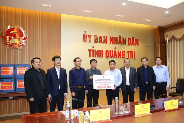 Bộ trưởng Bộ Kế hoạch và Kl99ok phiên bản mới Nguyễn Chí Dũng trao quà hỗ trợ tỉnh Quảng Trị. (Ảnh: VGP/Lê Sơn)