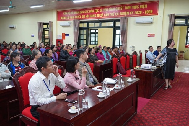 TS. Nguyễn Thu Thủy trao đổi với các đại biểu, học viên tại huyện Thạch Thất về phương thức làm du lịch cộng đồng, ngày 30/10.