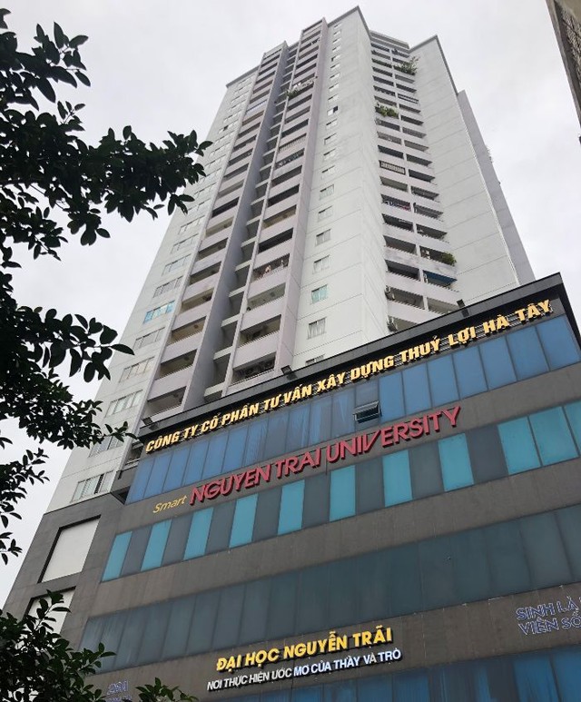 Hàng nghìn sinh viên Đại học Nguyễn Trãi đang học tập tại mặt bằng đi thuê ở tòa nhà này, phía trên là các hộ dân sinh sống.