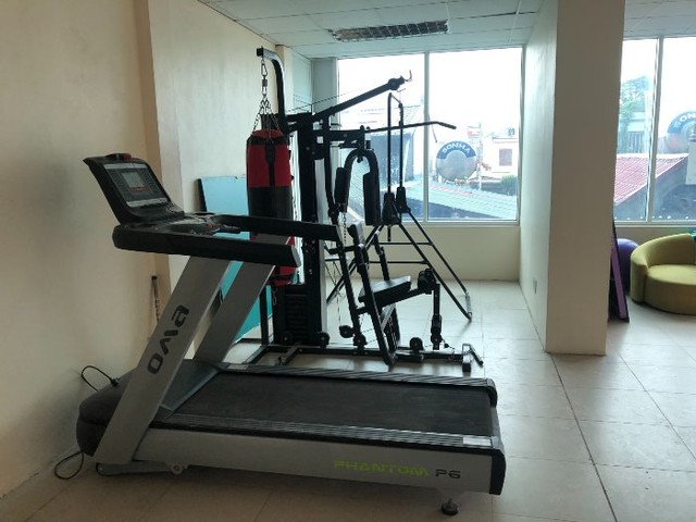 Trong khi hàng chục héc-ta đất dự án chưa thể triển khai, thì thầy và trò Trường Đại học Nguyễn Trãi phải tận dụng từng diện tích nhỏ nhất cho sinh hoạt và học tập.