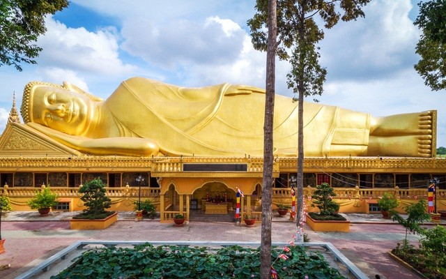 Tượng được đặt trên bệ tương đương một ngôi nhà 2 tầng, đồng thời cũng là tượng Phật nằm ngoài trời lớn nhất Việt Nam. Ảnh: Phatgiao.org.vn