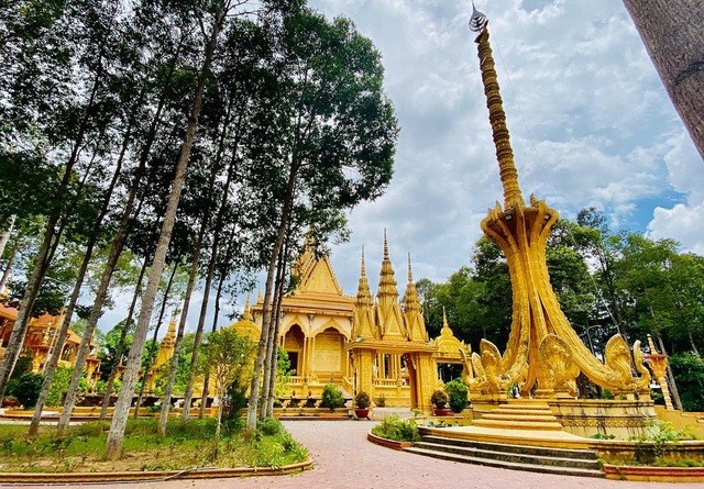 Giữa sân chùa có một cột hình trụ cao vút được nâng đỡ bởi những cột cách điệu hình rắn thần Naga có 5 đầu, dùng để thắp nến vào những ngày lễ hội, tượng trưng cho việc Phật pháp sẽ soi sáng cho nhân loại, giúp mọi người sống hướng thiện. Ảnh: @letrungnghiatg