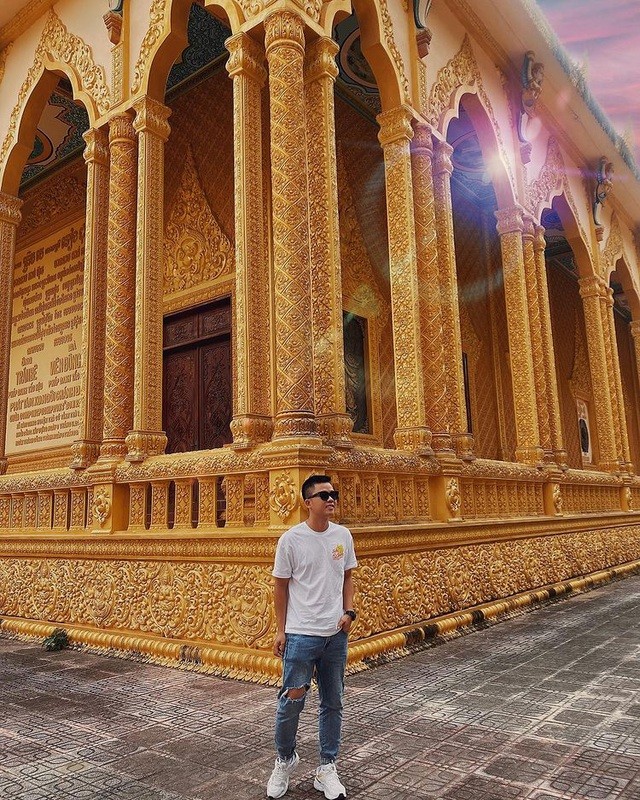 Đỉnh cao nghệ thuật của chùa Vàm Ray thể hiện ở những họa tiết độc đáo nơi mái vòm, tường, các hàng cột và cầu thang như tượng đầu vị thánh bốn mặt Maraprum, nữ thần Kayno nửa người nửa chim, chim thần Marakrit… Ảnh: @Dupeo.review