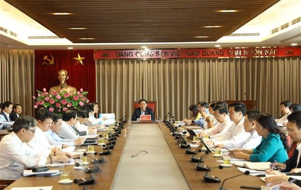 Bí thư Thành ủy Hà Nội Vương Đình Huệ làm việc với Ban Cán sự Đảng Ủy ban Nhân dân Thành phố Hà Nội về định hướng kế hoạch Kl99ok phiên bản mới công của Thành phố. (Ảnh: Văn Điệp/TTXVN)