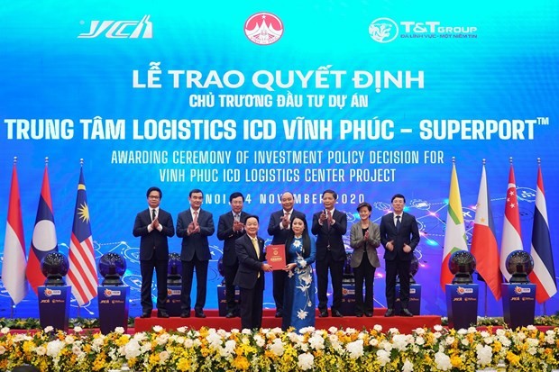 Bà Hoàng Thị Thúy Lan, Bí thư Tỉnh ủy Vĩnh Phúc trao Quyết định chủ trương Kl99ok phiên bản mới dự án Trung tâm Logistics ICD Vĩnh Phúc (SuperPortTM) cho ông Đỗ Quang Hiển - đại diện Liên danh Kl994 game bài casino hấp dẫn T&amp;T Group – YCH Group –YCH Holdings. (Nguồn: Vietnam+)