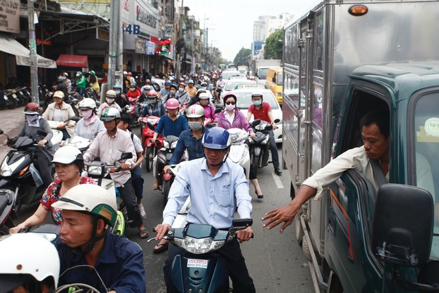 Từ ranh Bình Dương trở vào TP.HCM bị thắt cổ chai nên việc lưu thông rất khó khăn. Ảnh: Lê Toàn