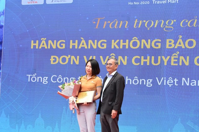 Ông Nguyễn Hữu Thọ, Chủ tịch Hiệp hội Du lịch Việt Nam trao kỷ niệm chương cho Vietnam Airline. (Ảnh: Tuấn Nam)