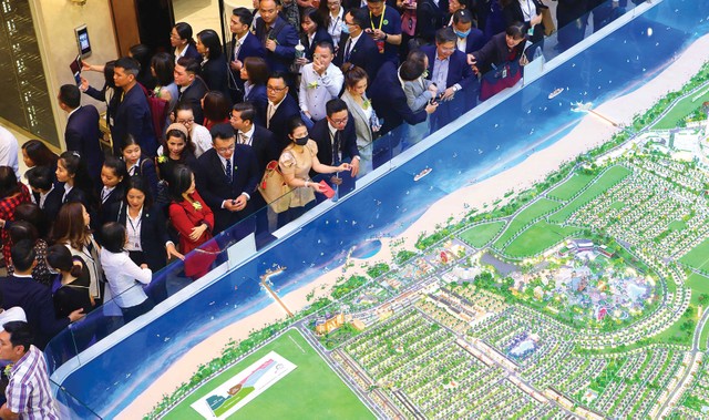Khách hàng tham quan một dự án của Novaland