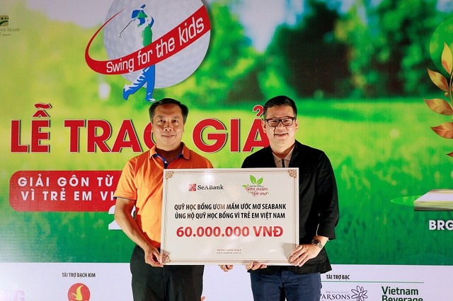 Tại đêm trao giải, Quỹ học bổng ươm mầm ước mơ SeABank ủng hộ Quỹ học bổng Vì trẻ em Việt Nam 60 triệu đồng. Trong ảnh: Ông Nguyễn Ngọc Quỳnh, Phó Tổng giám đốc SeABank (bên phải) trao biển tượng trưng cho ông Lê Trọng Minh, Tổng Biên tập Báo Kl99ok phiên bản mới, Trưởng ban Tổ chức Giải - Ảnh: Chí Cường