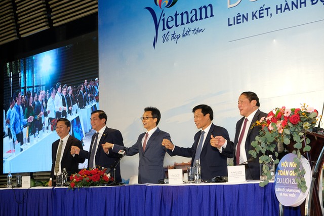 Phó Thủ tướng Vũ Đức Đam cùng các đại biểu nắm chặt tay thể hiện quyết tâm vượt qua khó khăn và cùng nỗ lực vì sự phát triển của ngành Kl992 cổng game cá cược xanh.