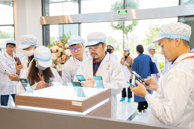 Phóng viên tham quan trải nghiệm sản phẩm của Vinsmart.