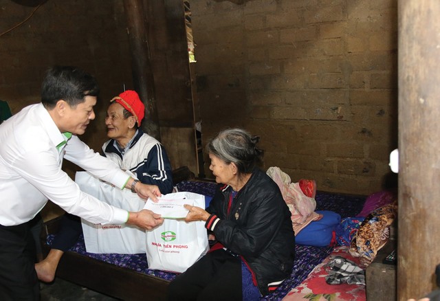 Đoàn thiện nguyện của Nhựa Tiền Phong trực tiếp đến thăm, động viên và tặng quà các hộ dân tại miền Trung trong đợt bão lũ vừa qua