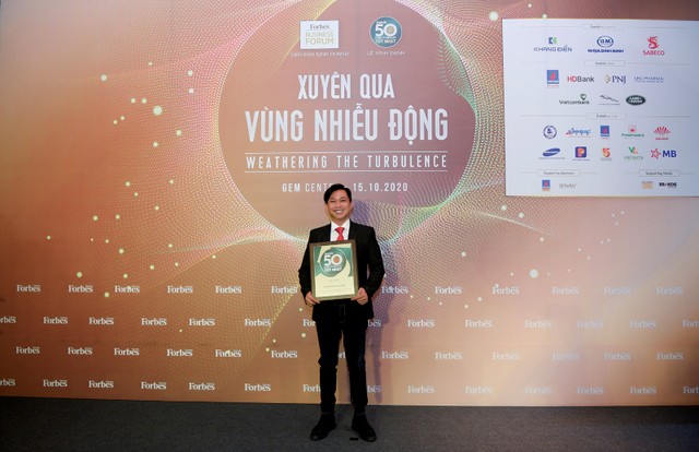 Ông Đoàn Đình Duy Khương - Tổng giám đốc điều hành, dại diện DHG nhận danh hiệu Top 50 công ty niêm yết tốt nhất năm 2020 do Forbes bình chọn