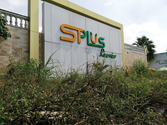 Bên trong dự án Splus RiverView vẫn là bãi cỏ hoang. Ảnh: Việt Dũng