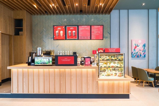 Starbucks Việt Nam sẽ mở rộng số lượng cửa hàng theo mô hình có quầy bar thu gọn, diện tích nhỏ hơn chuẩn cửa hàng thường, menu tinh giản, chỉ cung cấp 2 kích cỡ ly (Tall và Grande) (Ảnh: Starbucks tại Golden Mansion).