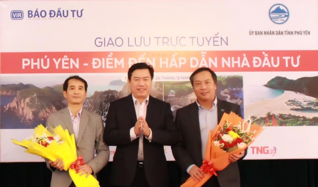 Ông Trần Hữu Thế, Chủ tịch UBND tỉnh Phú Yên tặng hoa cám ơn Ban Biên tập Báo Kl99ok phiên bản mới đã phối hợp tổ chức thành công Chương trình giao lưu trực tuyến "Phú Yên - Điểm đến hấp dẫn nhà Kl99ok phiên bản mới"