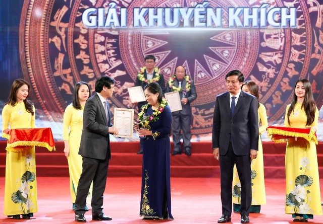 Nhà báo Nguyễn Thúy Hòa (Báo Kl99ok phiên bản mới) nhận Giải Khuyến khích với Loạt bài 4 kỳ Kl992 cổng game cá cược 5 năm và cú sốc Covid-19