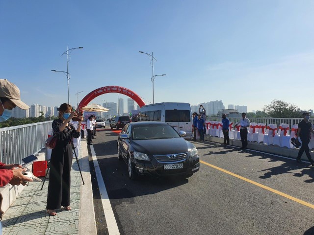 Sau 7 năm đình trệ thi công vì lý do vướng mặt bằng, sự kiện thông xe cầu Phước Lộc mang tới rất nhiều niềm vui cho người dân và giúp tăng kết nối giao thương cho huyện Nhà Bè. Ảnh: Lê Toàn.