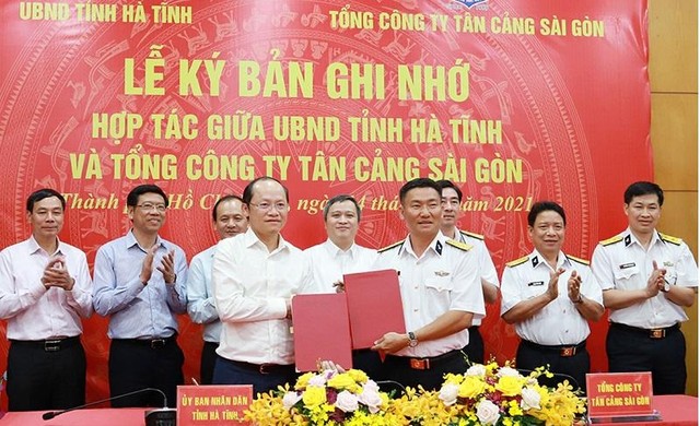 Biên bản ghi nhớ hợp tác giữa Tổng Công ty Tân Cảng Sài Gòn và UBND tỉnh Hà Tĩnh đánh dấu một bước phát triển mới, thắt chặt mối quan hệ hợp tác, Kl99ok phiên bản mới, khai thác phát triển cảng biển và trung tâm Logistics Vũng Áng - Sơn Dương. Ảnh T.H