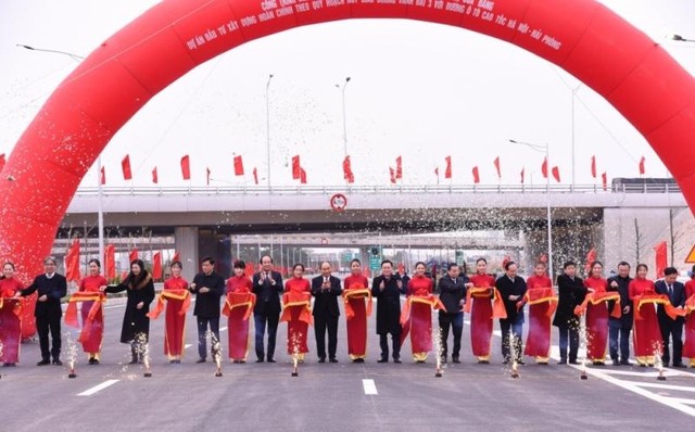 Thủ tướng Nguyễn Xuân Phúc và các đại biểu cắt băng khánh thành dự án Kl99ok phiên bản mới xây dựng hoàn chỉnh theo quy hoạch nút giao đường Vành đai 3 với đường KL99 là nhà cái cá cược trực tuyến hàng đầu tại châu Á Hà Nội - Hải Phòng, sáng 9/1.