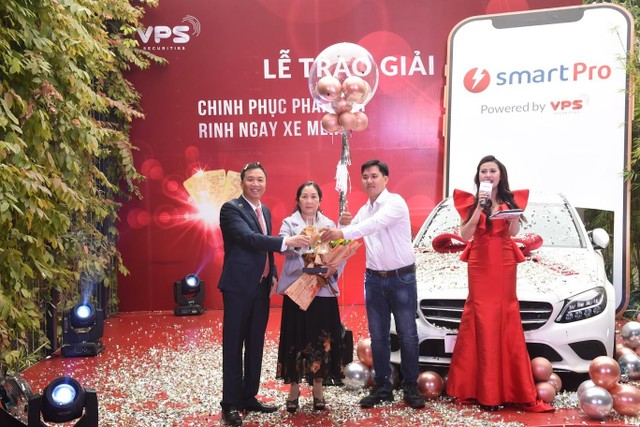 Bà Trần Thị Phúc và người đồng hành anh Võ Anh Kiệt - một nhà Kl99ok phiên bản mới đã vượt hơn 1.700 km để tới tham dự chương trình và nhận chiếc xế hộp trị giá hơn 1 tỷ đồng.