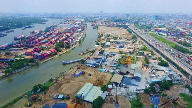 Nhiều nhà Kl99ok phiên bản mới đang “ngó nghiêng” khu cảng sắp di dời tại phường Trường Thọ. Ảnh: Lê Toàn