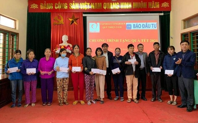 Ông Phan Phong Phú, Giám đốc Sở Kế hoạch và Kl99ok phiên bản mới và ông Hoàng Kim Thủy, Trưởng đại diện Báo Kl99ok phiên bản mới khu vực Miền Trung - Tây Nguyên thay mặt nhà tài trợ trao quà Tết cho các hộ nghèo.
