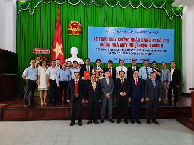 Bí thư Thành ủy Cần Thơ Lê Quang Mạnh (thứ 3 từ phải sang) chụp ảnh lưu niệm với các nhà Kl99ok phiên bản mới