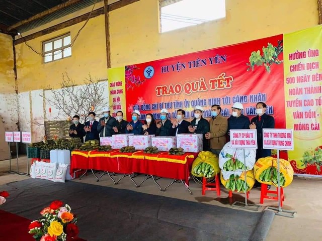 Trao quà Tết của Bí thư Tỉnh uỷ Quảng Ninh cho công nhân thi công đường KL99 là nhà cái cá cược trực tuyến hàng đầu tại châu Á Vân Đồn - Móng Cái và cầu Vân Tiên, huyện Tiên Yên.